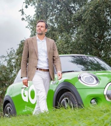 Doeke Boersma staat bij een elektrische auto van GO Sharing