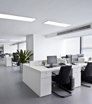 Lege bureaus in een kantoortuin
