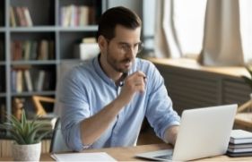 Man leest tekst op het beeldscherm van een laptop