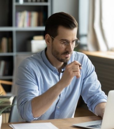 Man leest tekst op het beeldscherm van een laptop