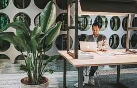 Man zit achter laptop en denkt na