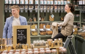 Anne Mattheeuwse en Kris van Agt in hun verpakkingsvrije 'zero waste' winkel De Eerlijckheid in Oirschot.