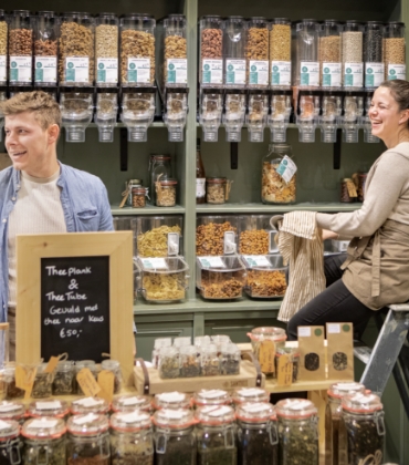 Anne Mattheeuwse en Kris van Agt in hun verpakkingsvrije 'zero waste' winkel De Eerlijckheid in Oirschot.