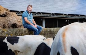 Gert van Adrichem is trots op zijn veehouderij. Op het dak van zijn stallen en werkplaats liggen 2.300 zonnepanelen.