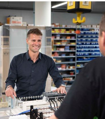 Colin van der Laan, directeur en mede-eigenaar van elektrisch installatiebedrijf Van der Laan in Zwaag. 