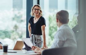 Lachende collega's in overleg