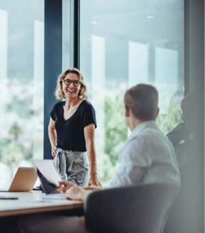 Lachende collega's in overleg