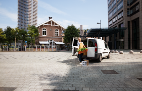 Ondernemer bij busje