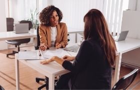 2 vrouwen in gesprek