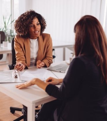 2 vrouwen in gesprek