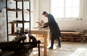 Ondernemer die aan het werk is