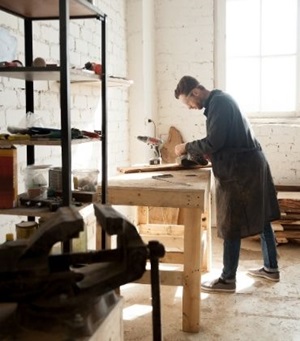 Ondernemer die aan het werk is