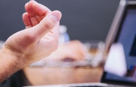 Opgeheven hand voor een laptop