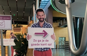 Een wegwijzer die de looprichting in het Interpolis-gebouw aangeeft