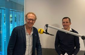 Bert van Dodewaard achter de microfoon bij BNR