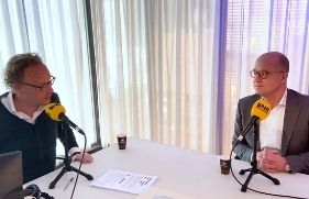 Directeur van de Efteling Fons Jurgens wordt geïnterviewd voor BNR 