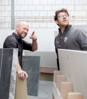 Twee tegelzetters van FORS Tegelwijsheid uit Someren zijn aan het werk.