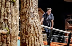 Nicky Broos leunt op een railing in Playdome Roosendaal.