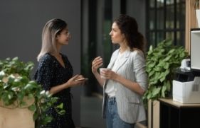 Twee jonge vrouwen praten met elkaar