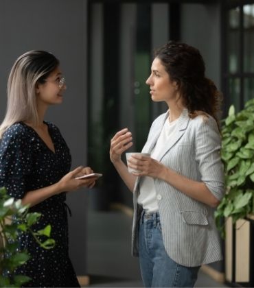 Twee jonge vrouwen praten met elkaar