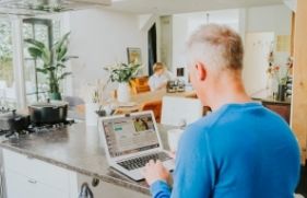 Een persoon bekijkt de website van Interpolis op een laptop.