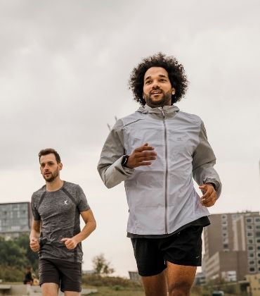 2 mannen die samen hardlopen