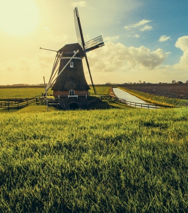 Een Hollands landschap met een molen
