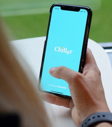 Een vrouw die de Chiller app gebruikt op haar smartphone