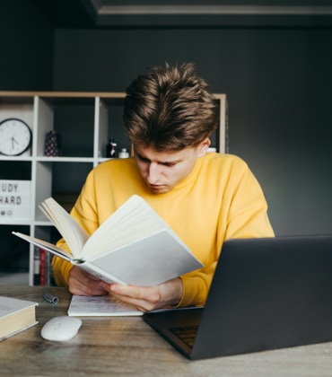 Man die in een boek leest