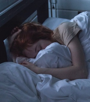 Vrouw die in bed aan het slapen is