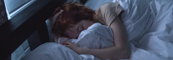 Vrouw die in bed aan het slapen is