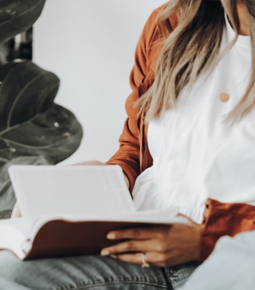 Vrouw die een boek leest