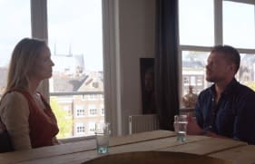 Marije van der Made die in gesprek is met Niels Oosthoek, allebei zittend aan een tafel