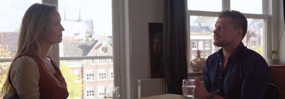 Marije van der Made die in gesprek is met Niels Oosthoek, allebei zittend aan een tafel
