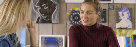 Marije van der Made die in gesprek is met Yvette Broch, allebei zittend aan een tafel