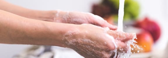 Handen wassen onder de kraan