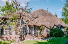 Groot huis met een rieten dak. Lees 7 tips voor de brandveiligheid van je rieten dak.