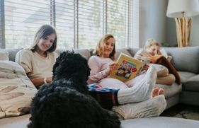 Lezend gezin op de bank met warme sokken aan
