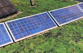 Zonnepanelen op een groen dak