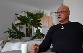 man in zijn woonkamer