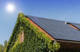 Huis met zonnepanelen op het dak