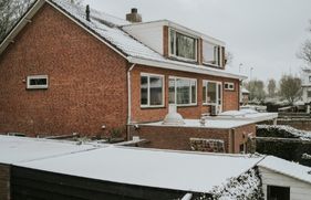 Een rij huizen met sneeuw op het dak