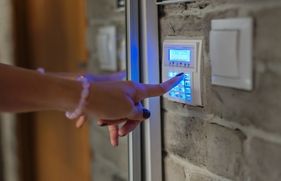 Een vinger toetst een beveiligingscode in om binnen te komen