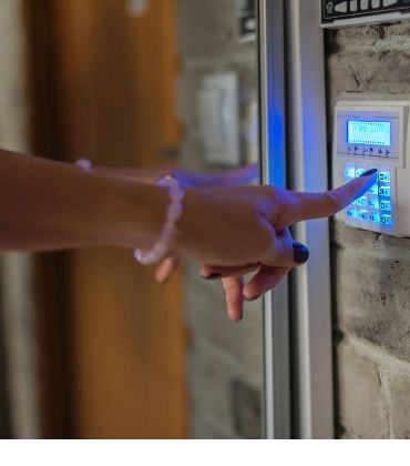 Een vinger toetst een beveiligingscode in om binnen te komen