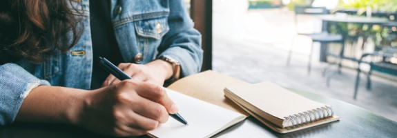Vrouw die een brief aan het schrijven is