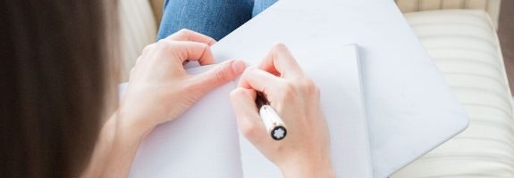 Vrouw die een brief aan het schrijven is