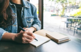 Vrouw die een brief aan het schrijven is