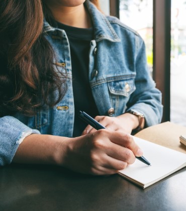 Vrouw die een brief aan het schrijven is