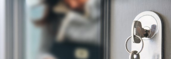 Sleutel die in het slot van de deur van een woning zit