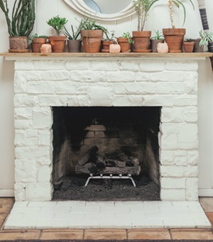 Een open haard met verbrande houtblokken erin